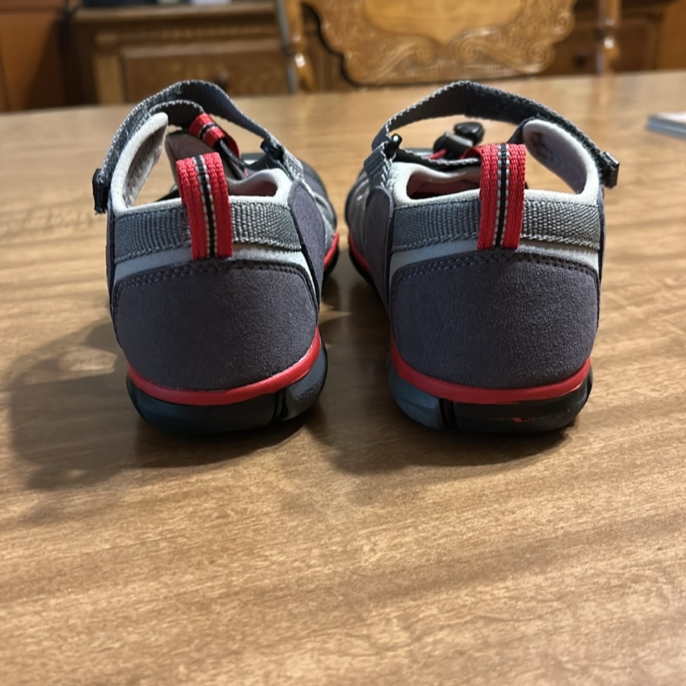 KEEN Seacamp II CNX Water Sandals Gray Red Kids US 5 EU 37 Hiking Shoes
G - Picture 9 of 17
